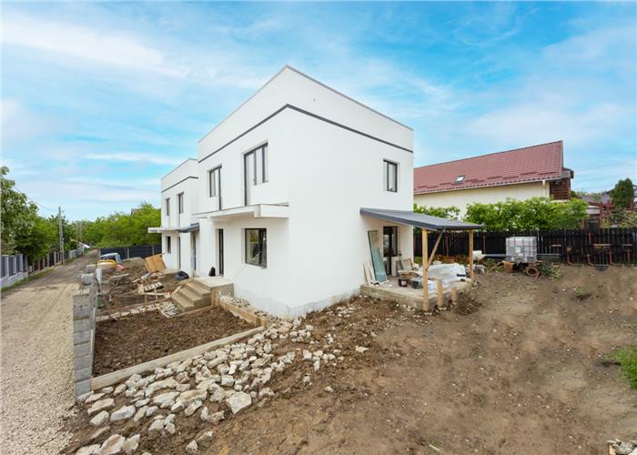 Capat CUG Vila moderna  4 camere 2 bai Lunca Cetatuii